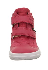 Pohled zepředu na růžovou dětskou tenisku s dvěma nastavitelnými suchými zipy a bílou podrážkou.