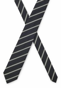 Cravatta nera con righe bianche diagonali e regolarmente distanziate, posata incrociata su sfondo bianco.