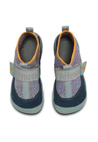 Blaue und graue Schuhe mit einem strukturierten Obermaterial, elastischem Riemen und orangefarbenen Akzenten; ausgestattet mit einer flexiblen Sohle und gemustertem Profil.
