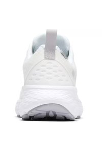 Weißer Sportschuh mit glattem Mesh-Obermaterial, gepolstertem Kragen, Zuglasche und strukturiertem Gummisohle mit sechseckigen Perforationen an der Rückseite.