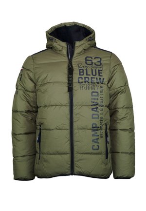 Chaqueta acolchada verde con capucha, con cremalleras en azul marino y gráficos de texto en la parte frontal. Diseño acolchado y dos bolsillos laterales.