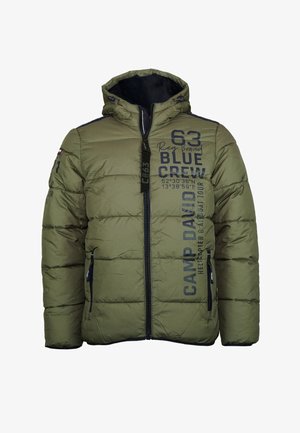 Giacca a vento verde con cappuccio, dotata di zip blu navy e grafiche testuali sul davanti. Design trapuntato e due tasche laterali.