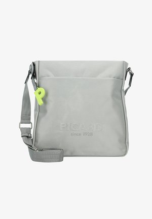 Borsa a messaggero grigia con tessuto testurizzato, tracolla regolabile, tasca frontale e un accento in silicone verde a forma di lettera 'P'. Design durevole e moderno.