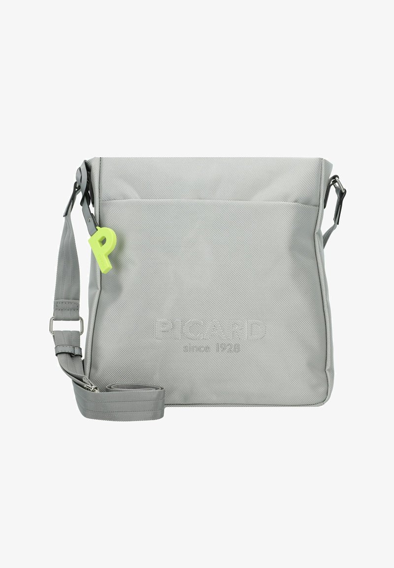 Borsa a messaggero grigia con tessuto testurizzato, tracolla regolabile, tasca frontale e un accento in silicone verde a forma di lettera 'P'. Design durevole e moderno.