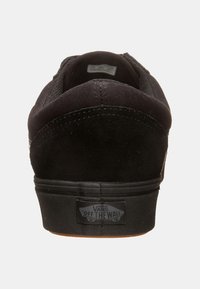 Czarne zamszowe buty do jazdy na deskorolce z zaokrąglonym obcasem, gumową podeszwą i tekstylną cholewką. Zawierają logo Vans "Off The Wall" na obcasie.