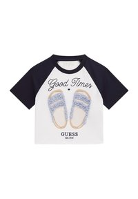 Camiseta blanca de manga corta con mangas marino, que presenta un estampado gráfico de sandalias azules y el texto "Buenos Momentos". Material de algodón, corte relajado.