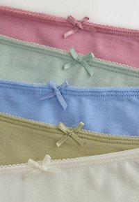 Cinq bandes de sous-vêtements style bikini en rose, vert, bleu, beige et blanc, chacune avec un petit nœud assorti au centre du bord supérieur.