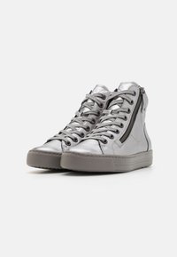 Metaliczne srebrne sneakersy typu high-top z teksturowaną cholewką, sznurowanym przodem, detailami zamka błyskawicznego z boku oraz wyściełaną podeszwą.