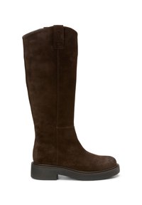 Botte en suède marron jusqu'au genou avec un bout rond, semelle en caoutchouc plate et une tirette en haut pour un enfilage facile. Texture lisse et design minimaliste.