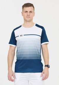 Marineblå och vit atletisk skjorta med gradientgrå ränder. Har rund hals och korta ärmar, logotyp "FZ" på bröstet.