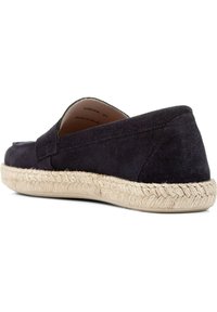 Scarpa slip-on in suede blu navy con punta rotonda e suola in giuta intrecciata. Presenta una finitura liscia e dettagli di cucitura minimi.