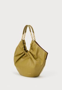 Borsa a mano in morbida pelle verde oliva con parte superiore arricciata, catena dorata e doppi manici in pelle, e piccolo logo del marchio in rilievo sul davanti.