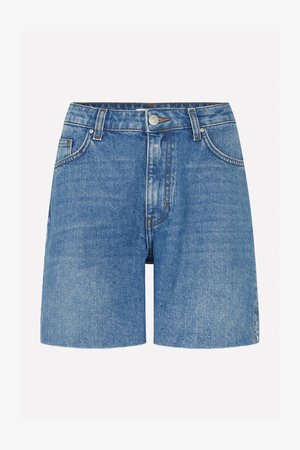 Shorts en denim bleu clair, à taille haute, avec un ourlet effiloché, des poches avant et un dégradé subtil pour un aspect texturé.