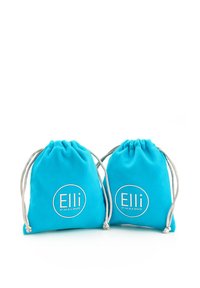 Due borse in tessuto turchese con coulisse, dotate di accessori in argento e un logo circolare che recita "Elli by Julie & Grace." Texture liscia, forma compatta.