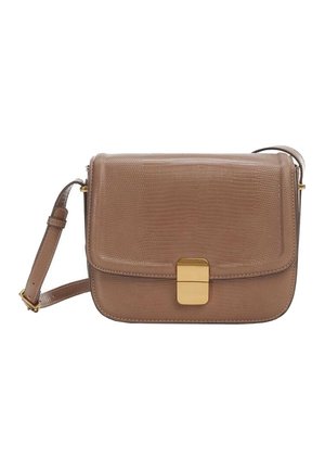 Sac bandoulière en cuir marron avec motif texturé, fermoir rectangulaire doré et bandoulière réglable sur fond blanc.