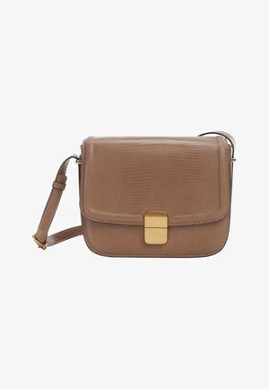 Brun læder crossbody taske med struktureret mønster, gyldent rektangulært spænde og justerbar skulderrem på hvid baggrund.