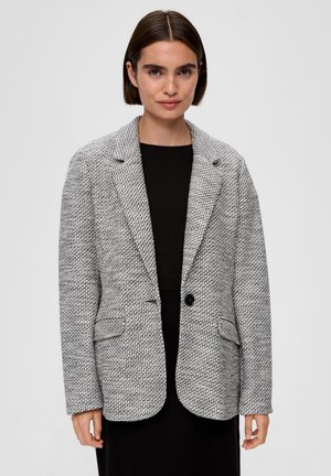 Szary i biały żakiet w wzór houndstooth z dwoma przednimi kieszeniami, pojedynczym zapięciem na guzik oraz wyciętym kołnierzem, wykonany z teksturowanej tkaniny.