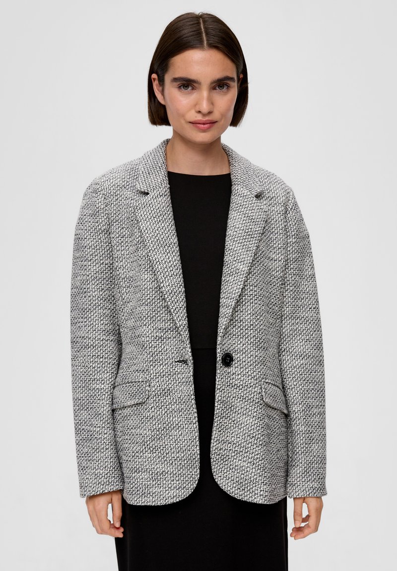 Grau-weißes Hahnentrittmuster-Blazer mit zwei Fronttaschen, Ein-Knopf-Verschluss und Reverskragen, aus strukturiertem Stoff.