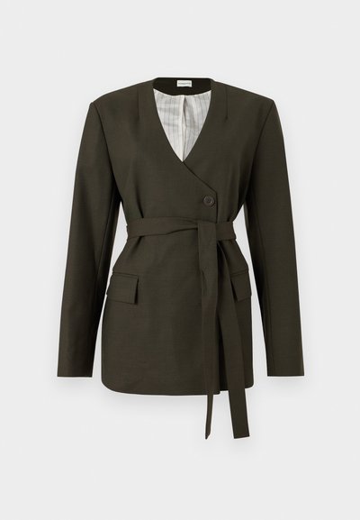 Oliwkowa marynarka z dekoltem w kształcie V, długimi rękawami, zapięciem na jeden guzik, kieszeniami po bokach oraz pasującym paskiem z materiału. Podszewka w paski z satyny.