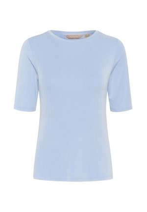 Hele sinise ribidega lühikeste varrukatega topp ümmarguse kaelusega, millel on pehme tekstuur ja napp figuur.