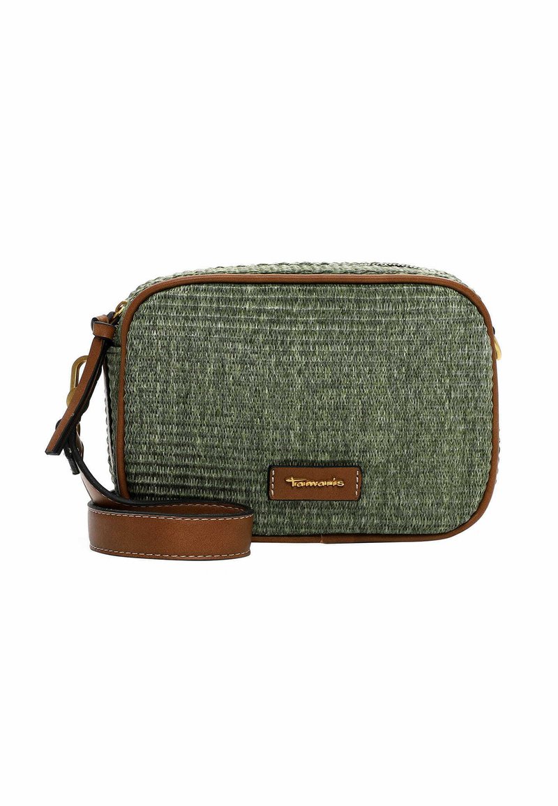 Bolso de tela tejido verde con detalles y correa de cuero marrón. Forma rectangular con un detalle de logo dorado. Textura suave y cierre de cremallera.