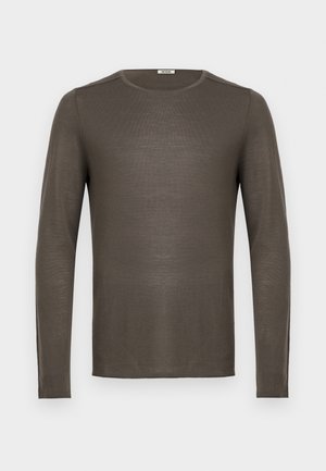 Camisa de manga larga en marrón oscuro, hecha de un tejido ligero. Presenta un escote redondeado y una textura suave, sin patrones o elementos visibles.