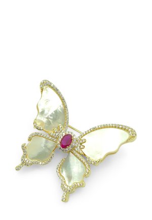 Spilla a forma di farfalla realizzata in metallo color oro con ali in madreperla, adornata da un rubino centrale e cristalli trasparenti lungo i bordi.