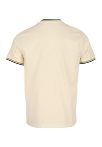 Kurzärmeliges, cremefarbenes T-Shirt mit rundem Ausschnitt, das kontrastierende grüne und schwarze Streifen am Kragen und an den Ärmeln aufweist.