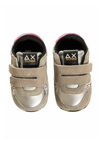 Scarpe per bambini grigie con un mix di camoscio e dettagli metallici argento, dotate di una strap in velcro, motivo a pois e fodera interna rosa.
