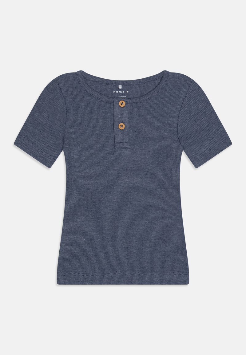 Tmavě modrý top s krátkým rukávem z ribbed látky s kulatým výstřihem, se dvěma dřevěnými knoflíky na přední straně.