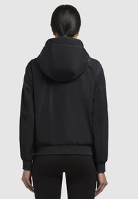 Doudoune noire avec une grande capuche, des poignets et un ourlet côtelés. Texture lisse et mate avec un design sans coutures et sans détails matériels visibles.