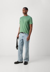 GANT PRINTED ARCHIVE SHIELD - T-shirt basique - dried forest