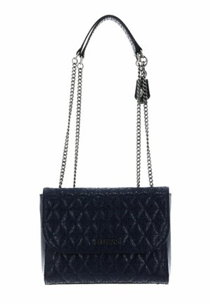 Sac à main matelassé marine avec des chaînes en argent. Doté d'une fermeture à rabat et d'un logo embossé. Texture lisse avec une forme rectangulaire structurée.