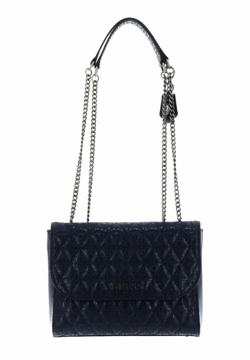 Sac à main matelassé marine avec des chaînes en argent. Doté d'une fermeture à rabat et d'un logo embossé. Texture lisse avec une forme rectangulaire structurée.