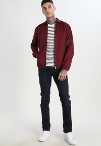 Levi's® SLIM FIT 2 PACK  - Camiseta básica - dark blue