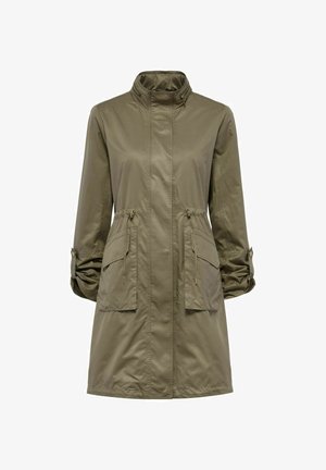 Jasnozielona, lekką kurtka z wysokim kołnierzem, dwoma przednimi kieszeniami i podwiniętymi rękawami. Gładki materiał o oddychającej strukturze.