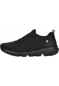 Baskets de sport noires en mesh respirant avec une surface texturée, dotées d'un col rembourré et d'une semelle flexible avec des crampons prononcés.