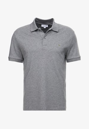 Polo gris à manches courtes Lacoste avec col, patte à deux boutons et petit logo crocodile vert sur la poitrine gauche.