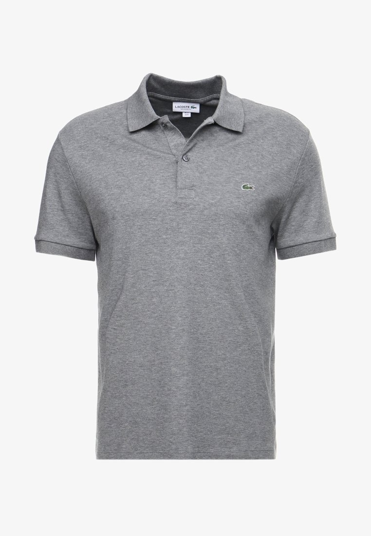 Polo gris à manches courtes Lacoste avec col, patte à deux boutons et petit logo crocodile vert sur la poitrine gauche.