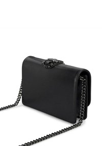 Czarna skórzana torebka w kształcie prostokąta, z dekoracyjnym czarnym akcentem w postaci kamienia szlachetnego i łańcuszkowym paskiem na ramię. Gładka faktura.