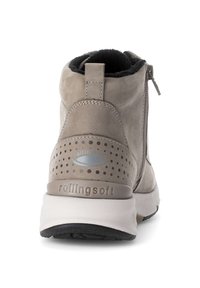 Bottine en daim gris avec fermeture éclair, tige texturée, design perforé et semelle rembourrée. Présente un marquage "rollingsoft" au niveau du talon.