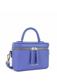 Borsa a tracolla viola in pelle con un design strutturato, manico superiore, accessori in tonalità oro, chiusura con zip e tracolla staccabile.