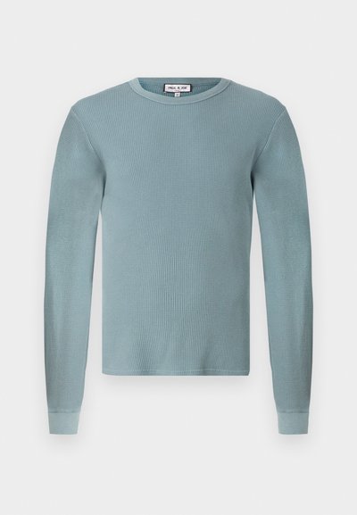 Helles blaues Langarmhemd mit gerippter Textur und Rundhalsauschnitt. Verfügt über eng anliegende Bündchen und ein einfaches Markenlabel am Kragen.