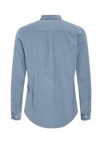 Helles blaues Langarmhemd mit Button-Down-Kragen, abgerundetem Saum, weicher Textur, zwei Knöpfen an den Ärmelbündchen und einem mittigen Rückenschlitz.