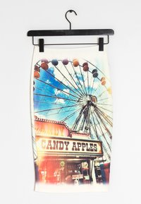 Kraťasová tužková sukně s potiskem karnevalové scény včetně ruského kola a nápisu "CANDY APPLES", pastelové barvy, hladká textilní struktura.