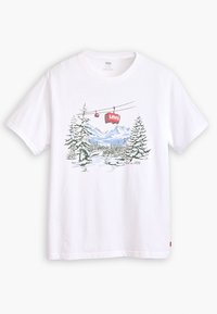 Bílý bavlněný tričko s potiskem horské scenérie, na kterém jsou borovice, lyžařský vlek a logo "Levi's" v červené barvě. Klasický design s kulatým výstřihem.
