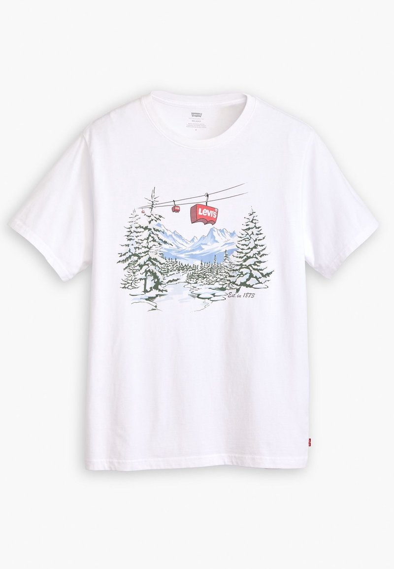 Bílý bavlněný tričko s potiskem horské scenérie, na kterém jsou borovice, lyžařský vlek a logo "Levi's" v červené barvě. Klasický design s kulatým výstřihem.