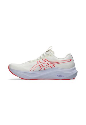 Baskets de sport blanches avec des accents et des détails rouges. Présente une tige texturée, un collier rembourré et une semelle incurvée avec l'étiquette "SYSTÈME DE GUIDANCE 3D".