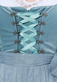 Blauwe jurk in korsetstijl van satijnstof, met gedetailleerd vetersluiting aan de voorzijde met lichtblauwe linten en sierlijke zilveren metalen accenten.