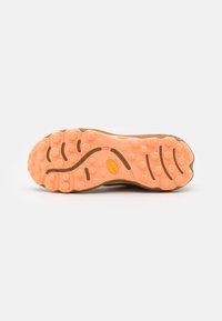 Rubberen buitenzool met een robuust patroon, met een dominante oranje kleur en bruine accenten. Opvallend door de gestructureerde grip en duurzaamheid.